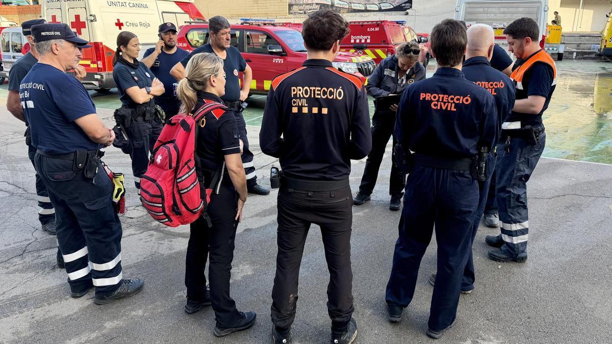 Personal de Protecció Civil concentrats al Pavelló d'Esports de Granollers.