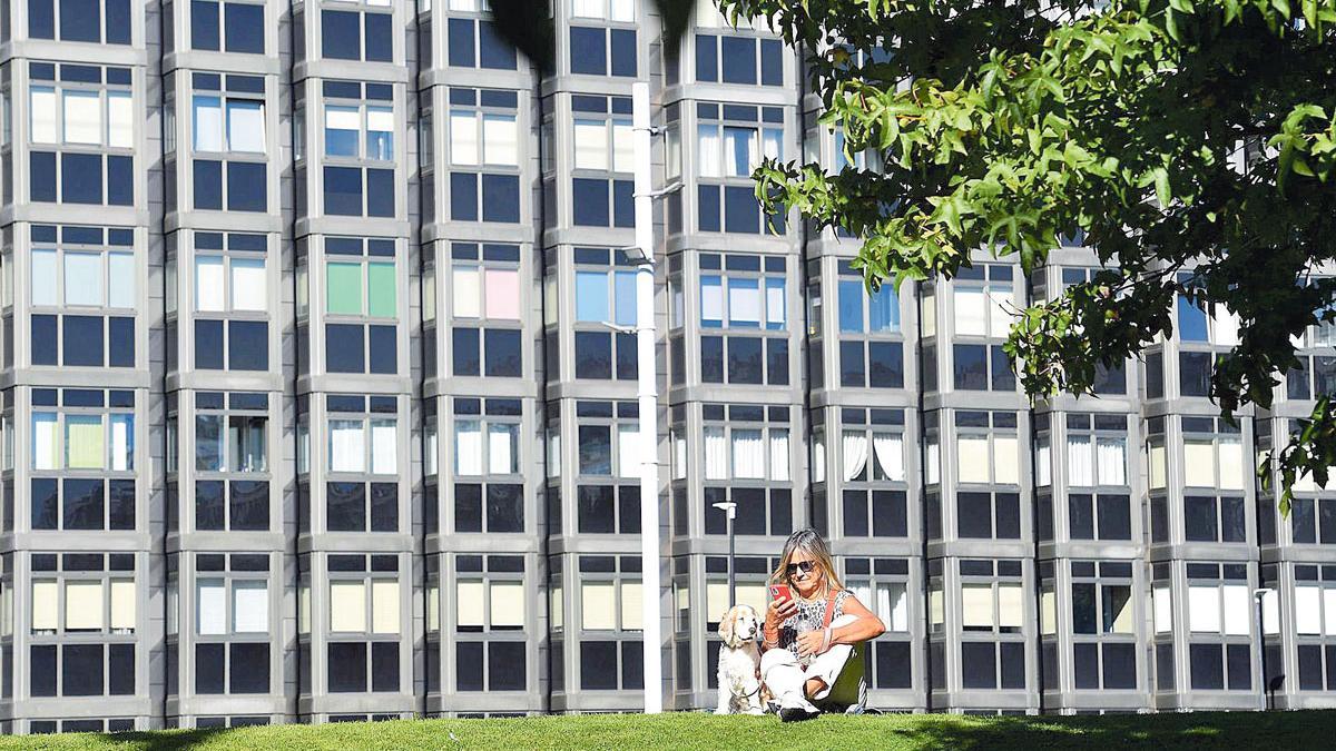 Una mujer consulta su móvil en el parque de Vioño.