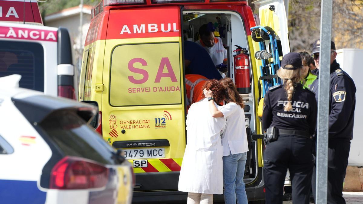 Dos compañeras de la fallecida, acompañándola a la ambulancia este lunes en Benicàssim.