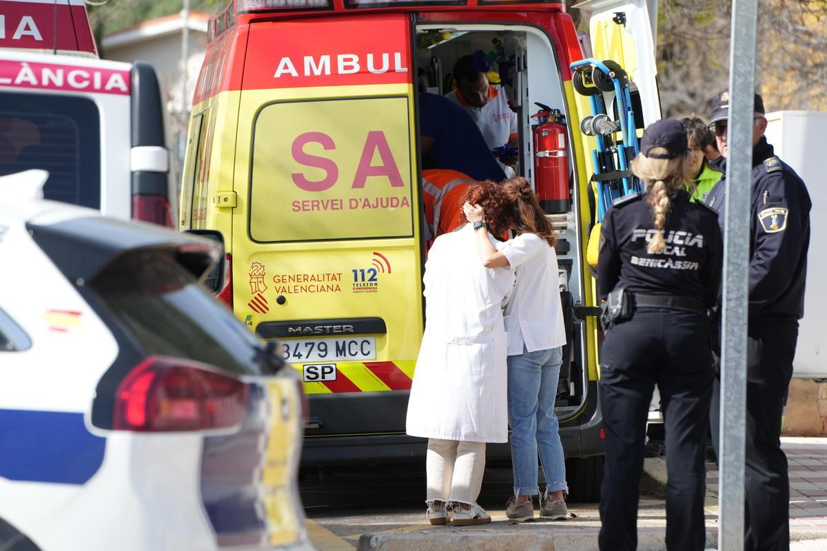 Dos compañeras de la fallecida, acompañándola a la ambulancia este lunes en Benicàssim.