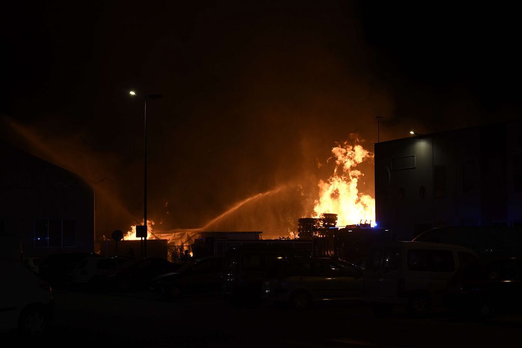 Estas son las imágenes que el aparatoso incendio de Puente Tocinos ha dejado este sábado