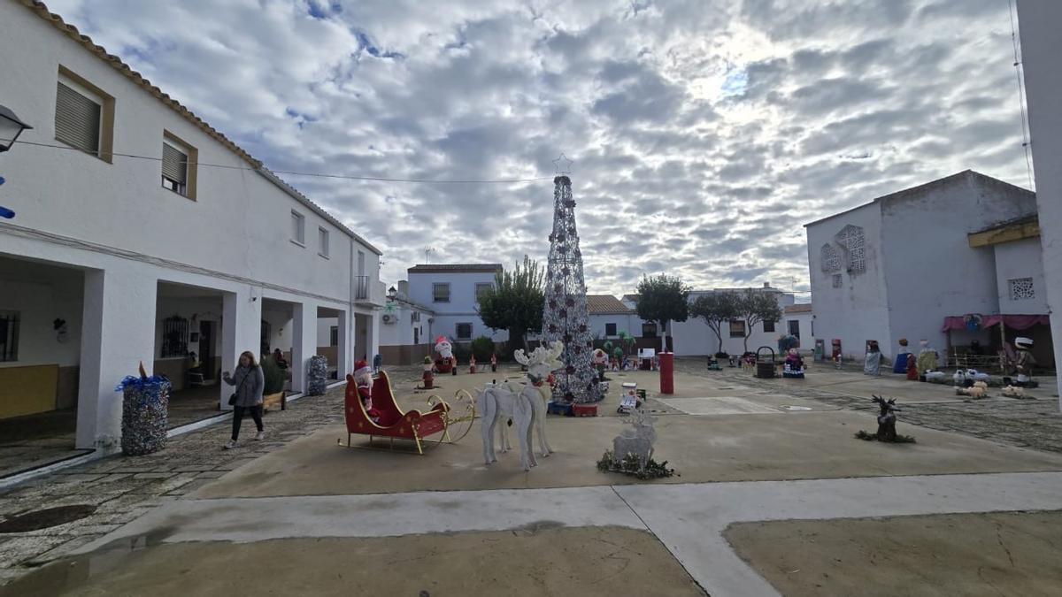 Una de las  plazas decoradas de la aldea carpeña de Maruanas.