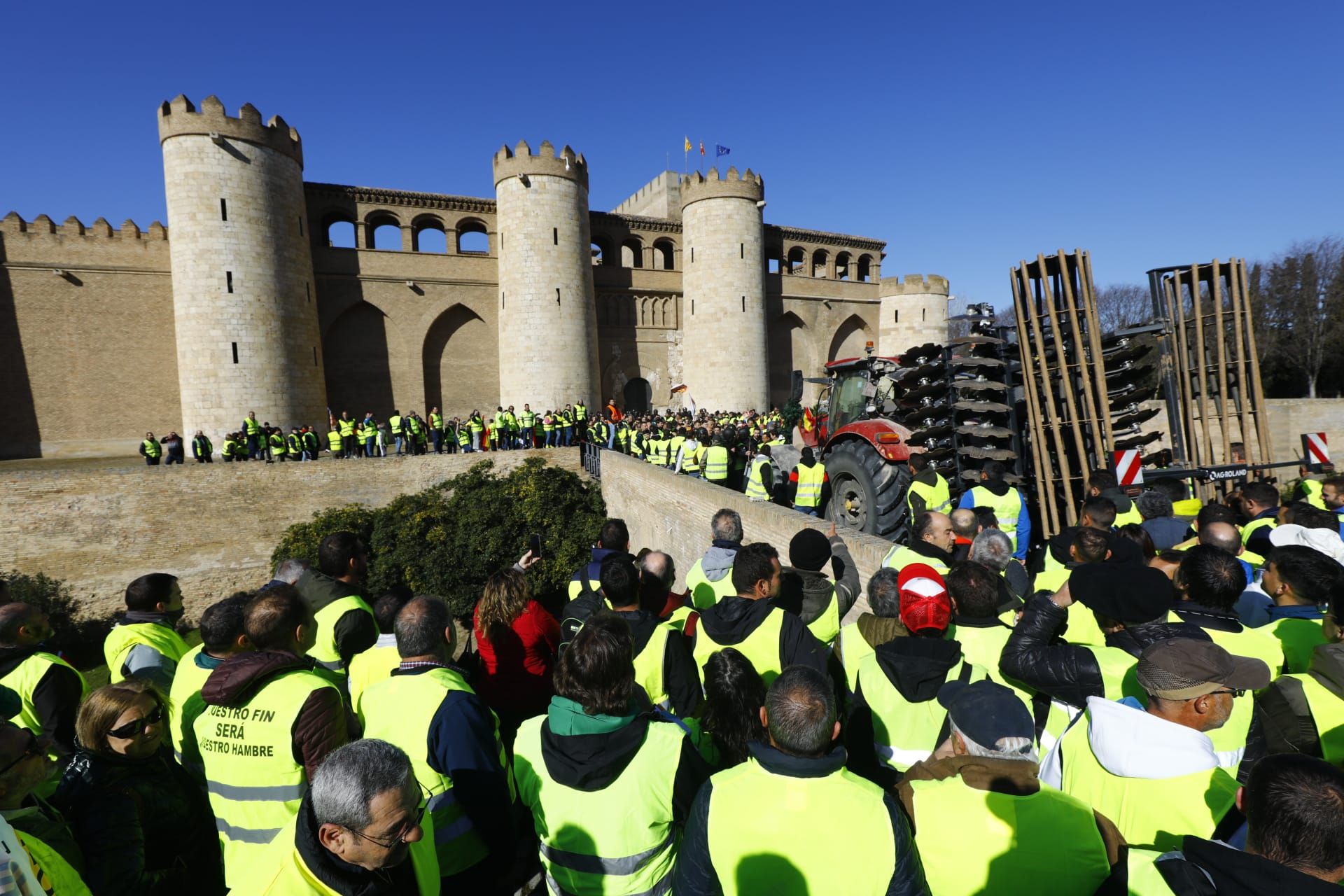 Las protestas de los agricultores llegan a las puertas de La Aljafería