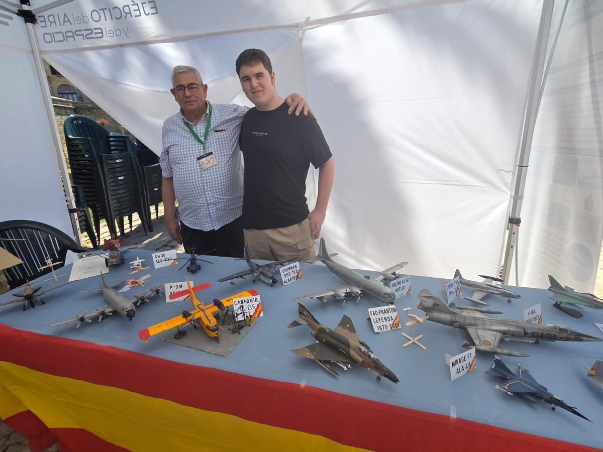 El rincón de maquetas artesanales de aviones y helicópteros militares hechas a mano por Juan Borel, conocido en el ámbito militar como ‘Phantom’.