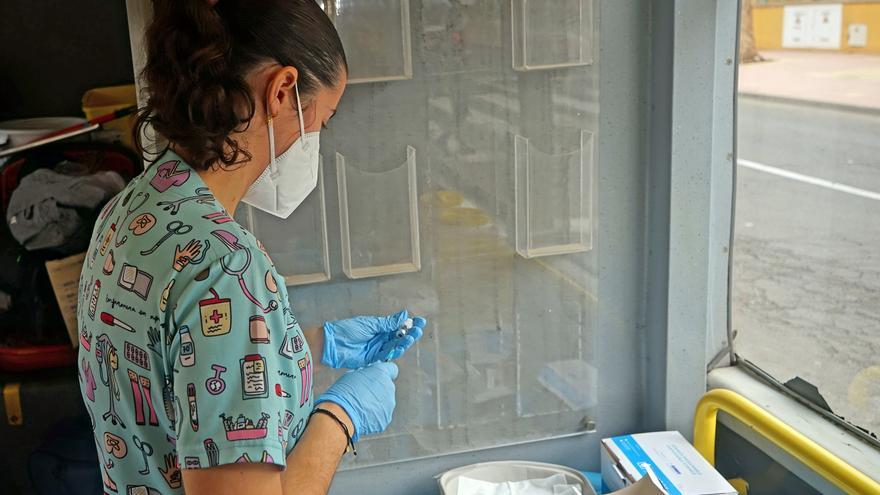 Archivo - Una sanitaria prepara una vacuna para un niño, en la 'vacuguagua', que ha acudido al CEIP Tinguaro de Vecindario, a 4 de febrero de 2022, en Santa Lucía de Tirajana, Gran Canaria, Islas Canarias (España). Las consejerías de Sanidad y de Educació