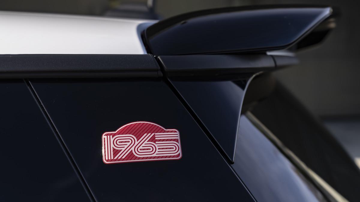 El adhesivo “1965” en el pilar C recuerda el año de la victoria en Montecarlo, un guiño sutil pero cargado de historia.