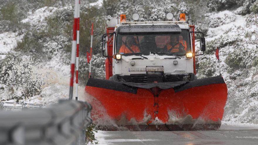 Nueve máquinas quitanieves en Castellón preparadas ante el riesgo de nevadas