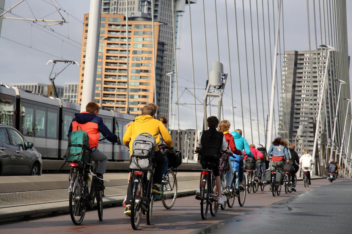 La ciudad de los 15 minutos propone que la mayoría de las necesidades se sitúen a distancias caminables o en bicicleta de no más de 15 minutos desde cualquier punto de la urbe.