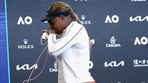 Serena Williams sale llorando de la sala de prensa.