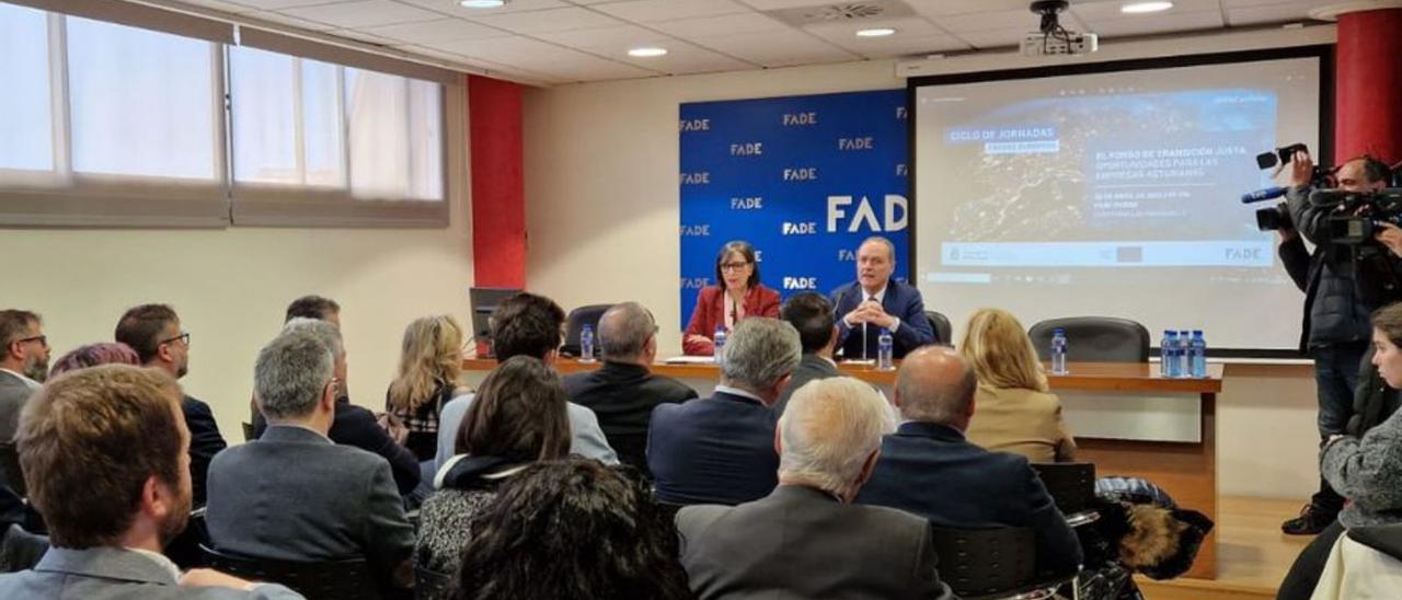 En la mesa Nieves Roqueñí y Alberto González, durante una jornada sobre fondos europeos celebrada en la sede de FADE en Oviedo.