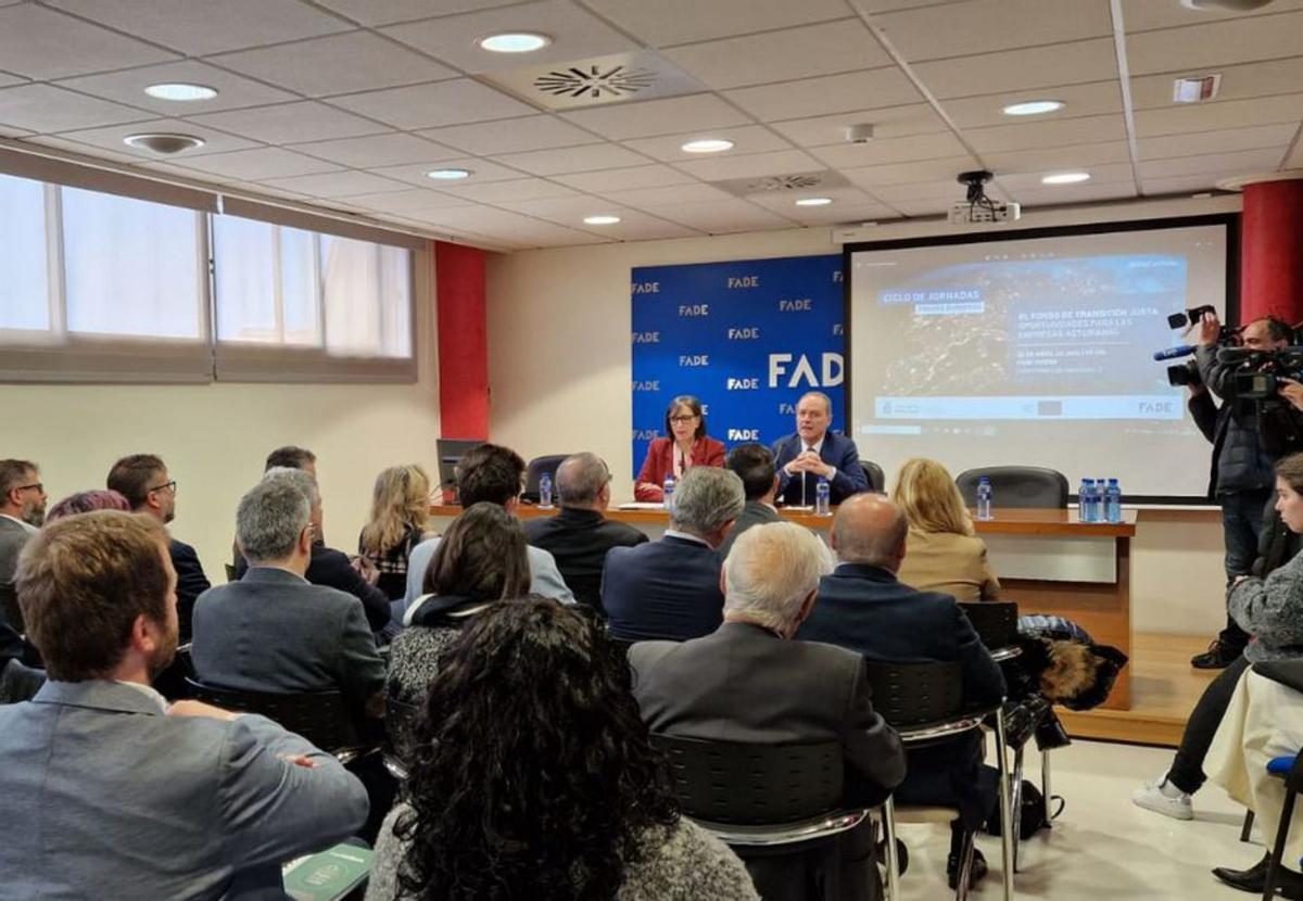 En la mesa Nieves Roqueñí y Alberto González, duante la jornada sobre fondos europeos celebrada en la sede de FADE en Oviedo.