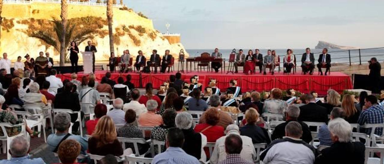 Un momento del pleno institucional del Día de Benidorm, que tuvo lugar frente al mar.