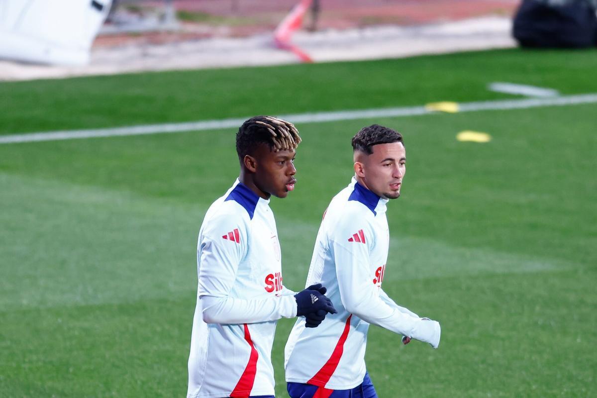 Nico Williams y Yéremy Pino, en un entrenamiento de España
