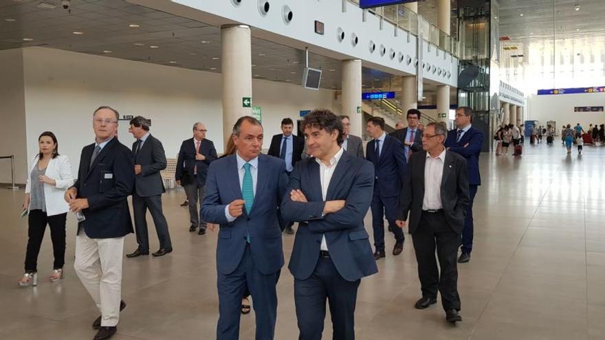 Miembros de la CEV y el secretario autonómico de Turismo, ayer, en el aeropuerto de Castelló.