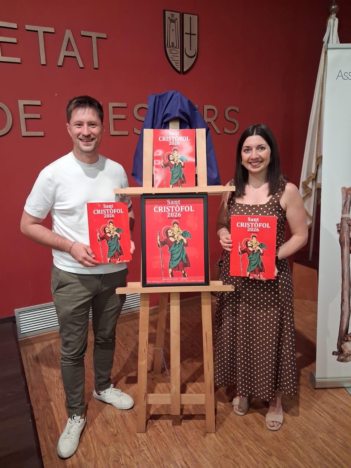 Los concejales Àngels Muños y Jordi Vallés en la presentación del cartel de fiestas de Sant Cristòfol de Ontinyent.