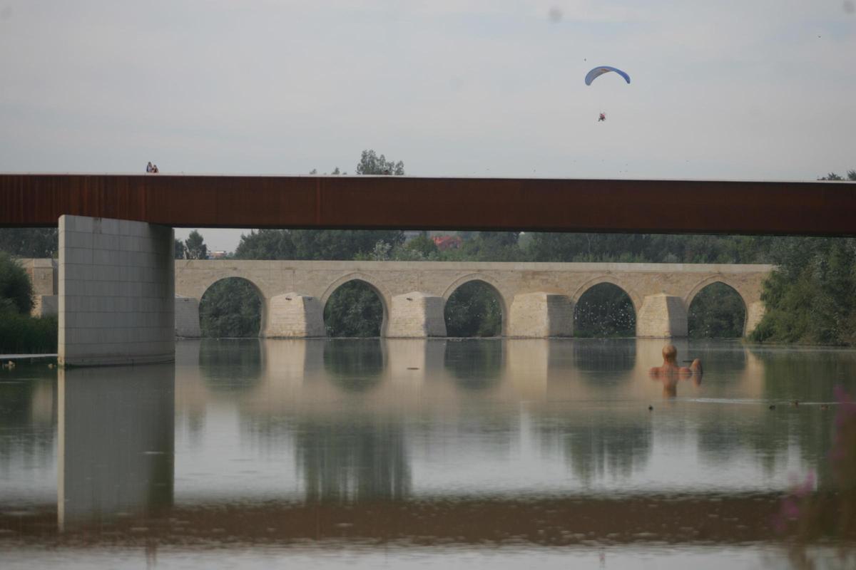 Pasarela del puente de Miraflores, con el Puente Romano de fondo.