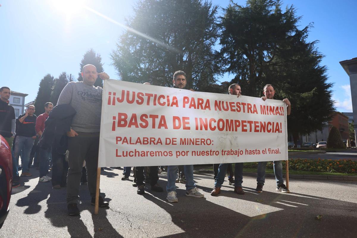 Protesta mineros de Vega de Rengos en Oviedo este martes.
