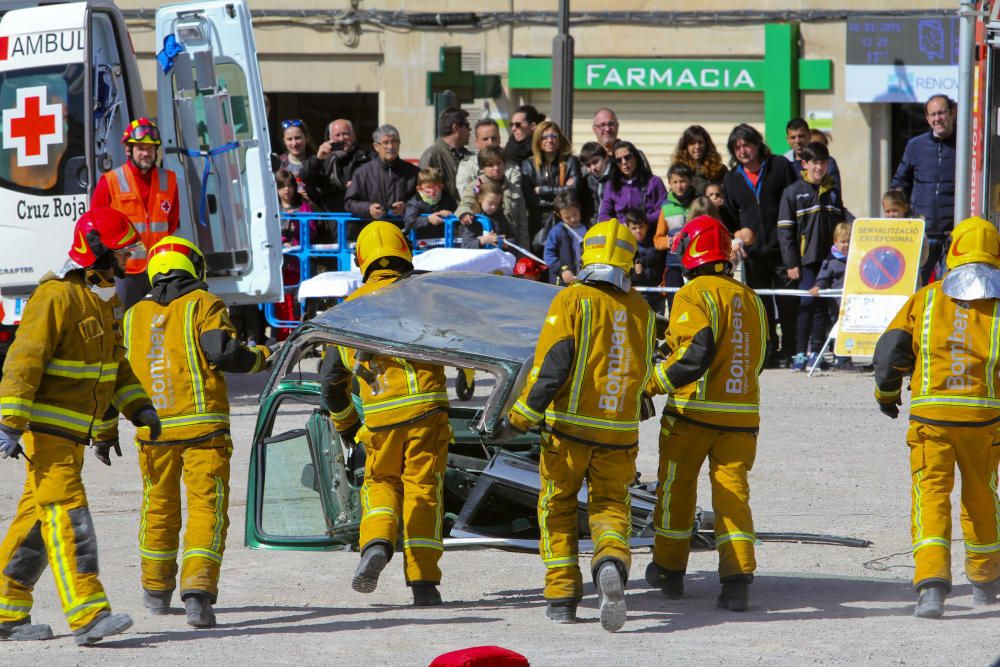 Los bomberos protagonizan rescatan a dos personas tras un accidente de tráfico ante numeroso público