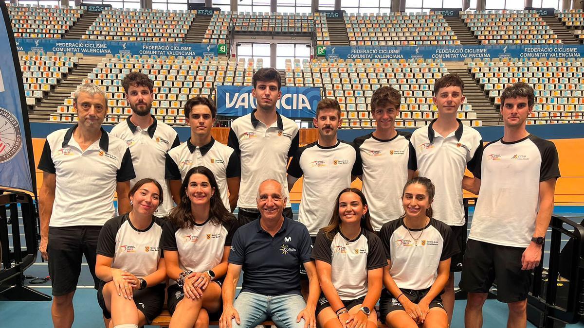 La selección balear de ciclismo posa antes de los Nacionales