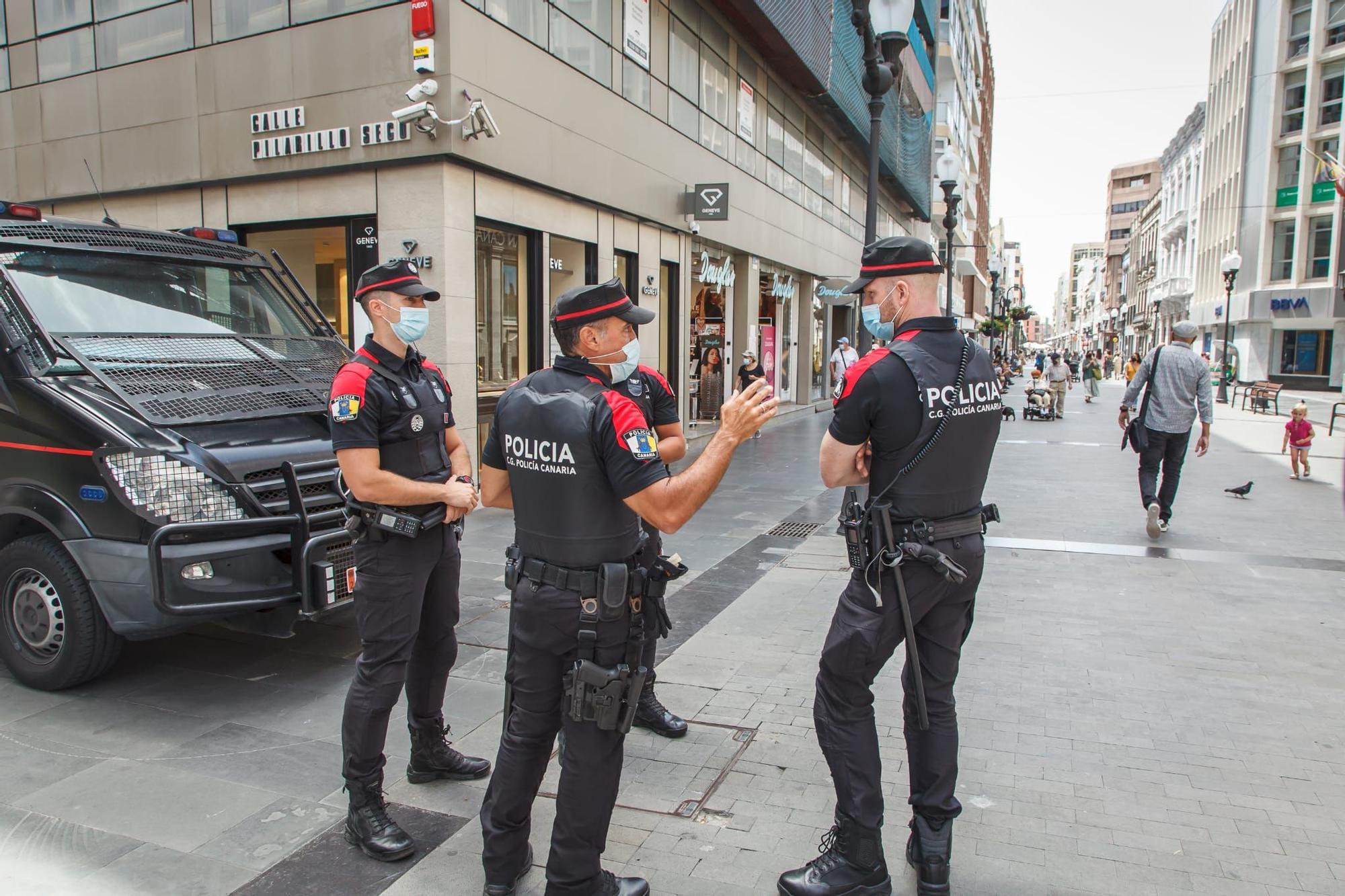 La Policía Canaria vigila el uso de la mascarilla en Triana