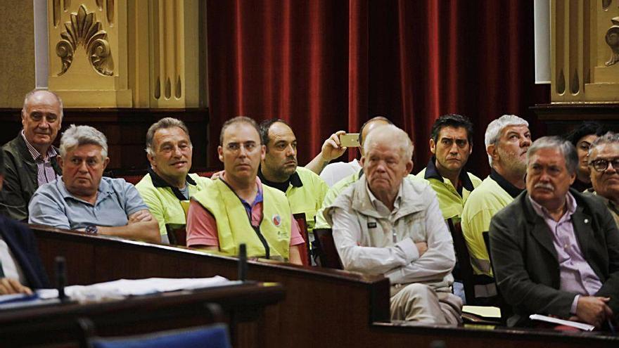 Miembros del comité de empresa de Cemex ayer asistiendo al pleno del Parlament.