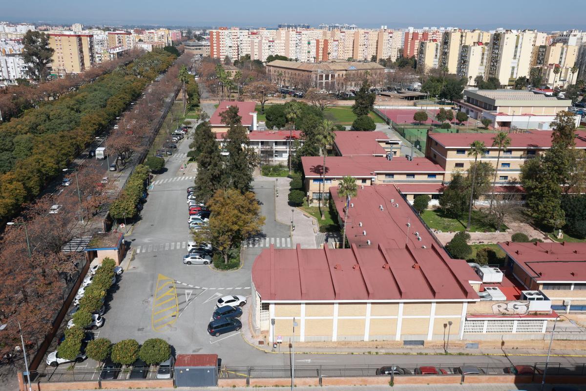 Vista general del Complejo Educativo Pino Montano, donde la comunidad docente del IES Híspalis se concentra en protesta por el "cierre inminente" del centro.