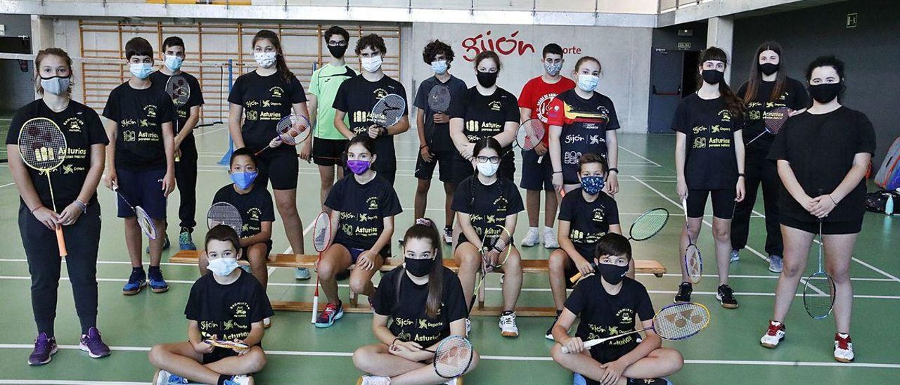 Jugadores del Astures en el entrenamiento de ayer, con Candela Díaz, al fondo a la derecha, con playeros azules.