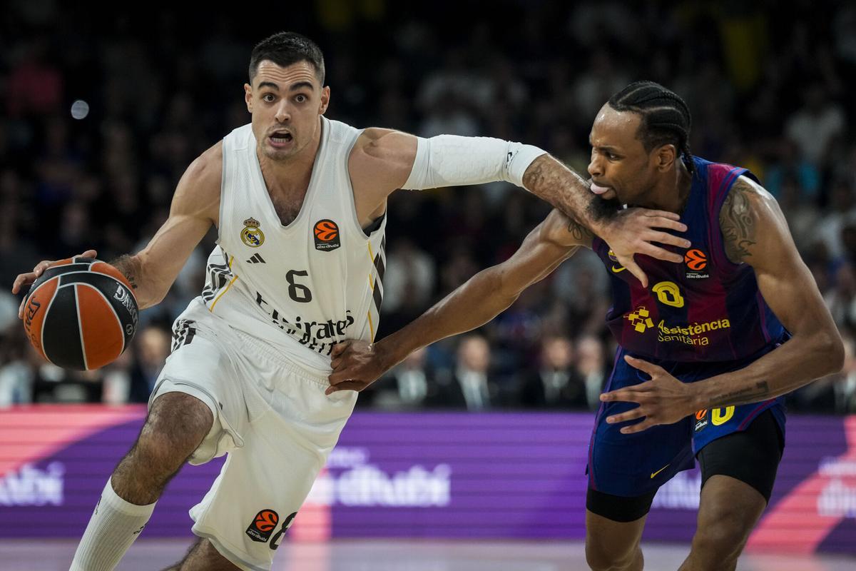 Kevin Punter defiende a Alberto Abalde durante el último Clásico de Euroliga.