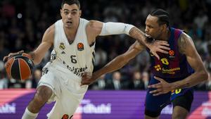 Barcelonas Kevin Punter (R) in action against Real Madrids Alberto Abalde (L) during the Euroleague basketball match between Barcelona and Real Madrid, in Barcelona, Spain, 07 November 2025. EFE/ Enric Fontcuberta