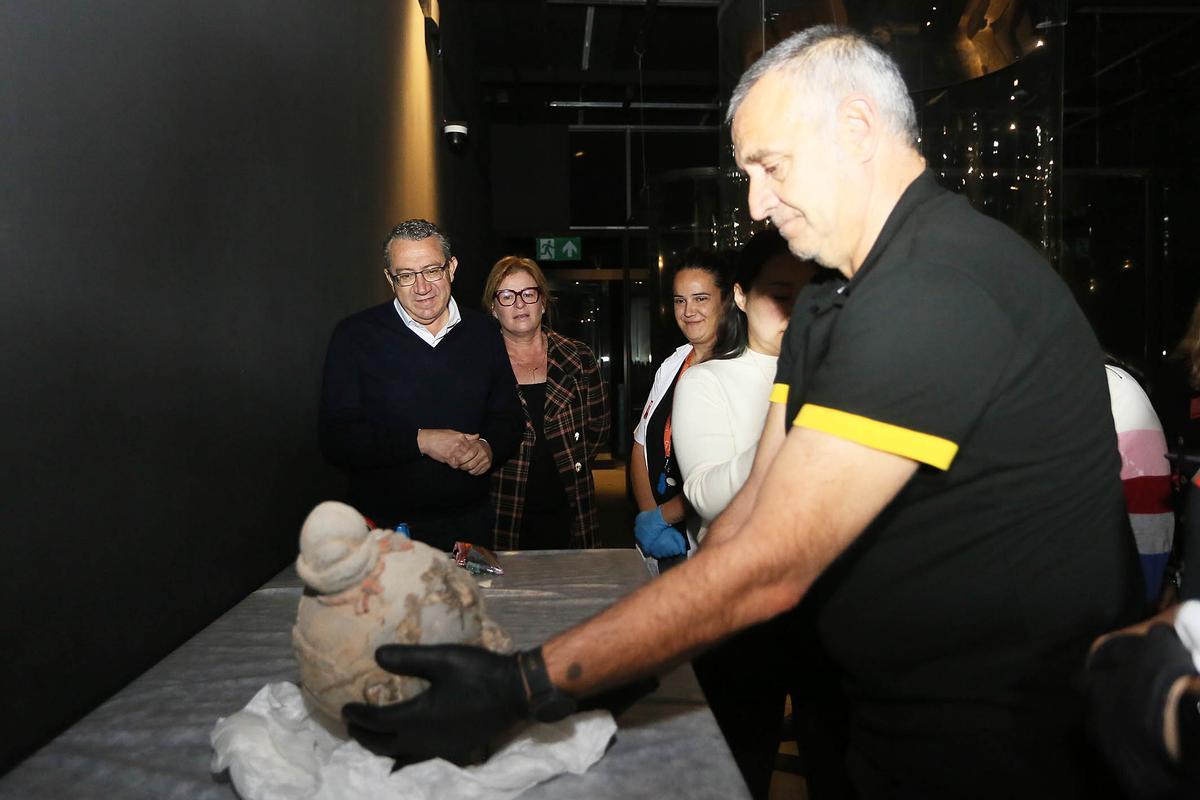 La cabeza de uno de los guerreros de terracota, durante el desmontaje