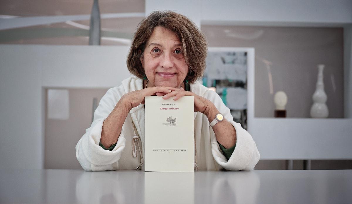 Margara Russotto con su nuevo libro, ‘Largo aliento’.
