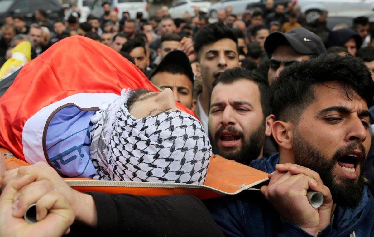 Un grupo de ciudadanos palestinos llevan el cuerpo de Mohammed Shaheen en su funeral en Salfit.