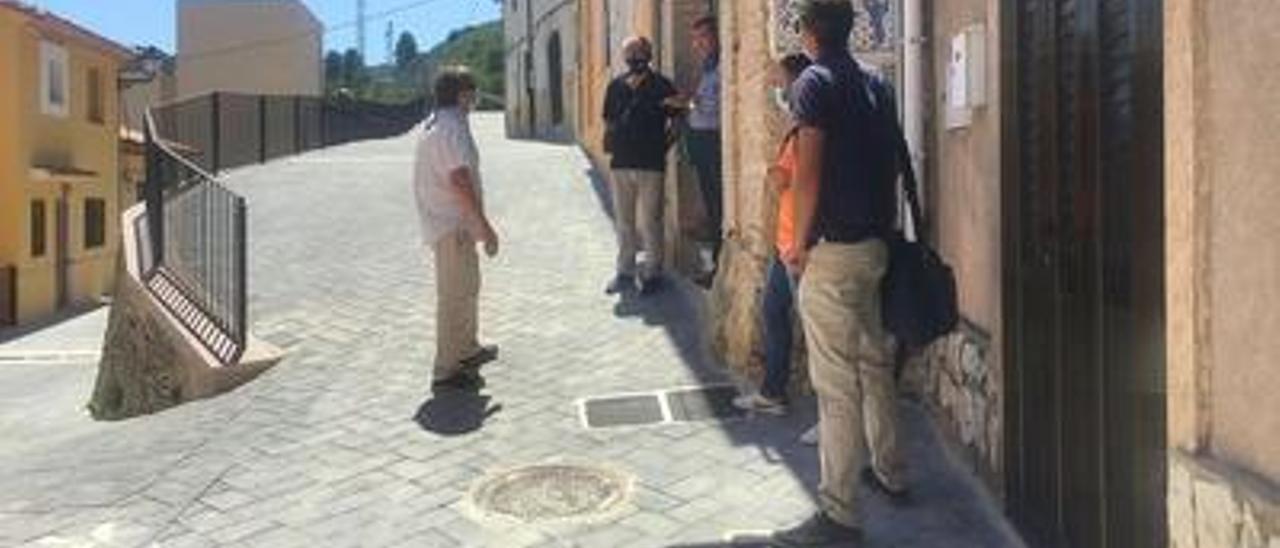 El Carrer de la Torre arranca junto a la iglesia y desemboca en la montaña, cerca del acueducto islámico.