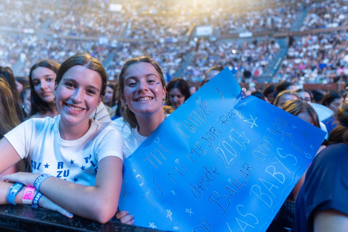 Aitana dejó entrar a su ‘Cuarto Azul’ a miles de personas que abarrotaron el recinto coruñés para disfrutar de una noche muy especial llena de pancartas y abanicos