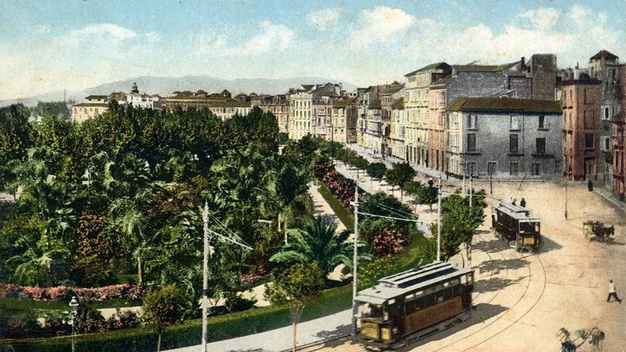 El Parque de Málaga y la Cortina del Muelle, con el paso de los tranvías, desde el Palacio de la Aduana