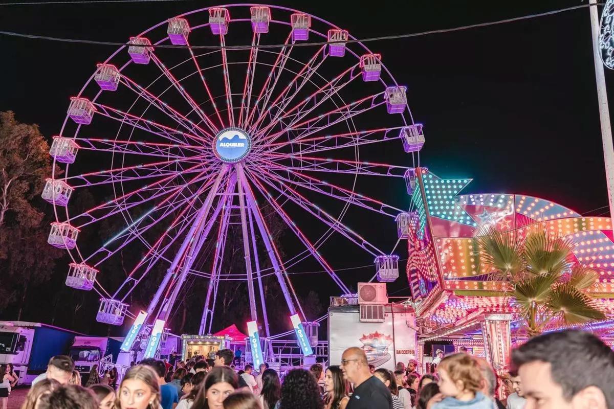 La noria, durante una de las ediciones anteriores de la Feria de Mérida, iluminando el recinto en plena noche.