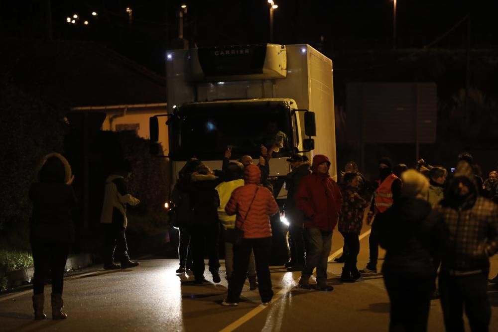 Decenas de huelguistas protagonizan cortes de carretera en el centro logístico de Alimerka