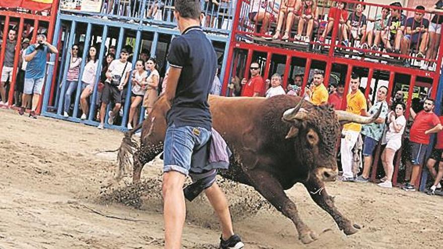 La peña Va de Bous pone la fiesta en la segunda jornada taurina en Burriana