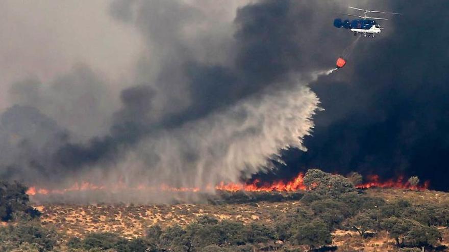 Un helicóptero, en las tareas de extinción del fuego.