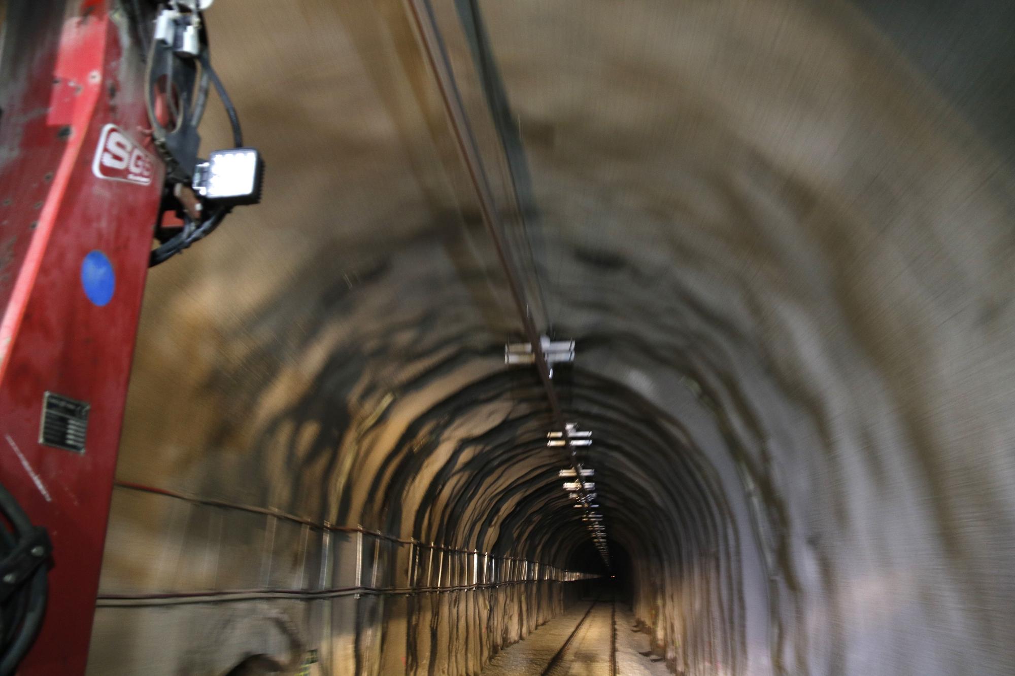 La catenaria del interior del túnel de Toses (Ripollès).