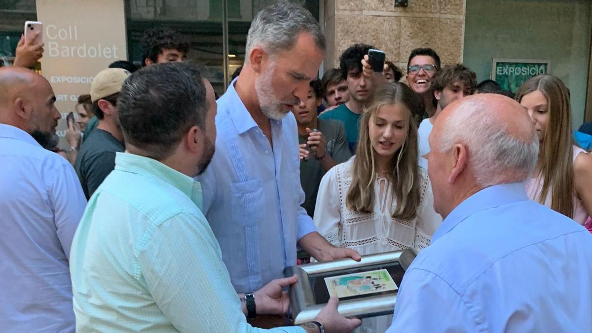 El Rey recibiendo la obra en Valldemossa