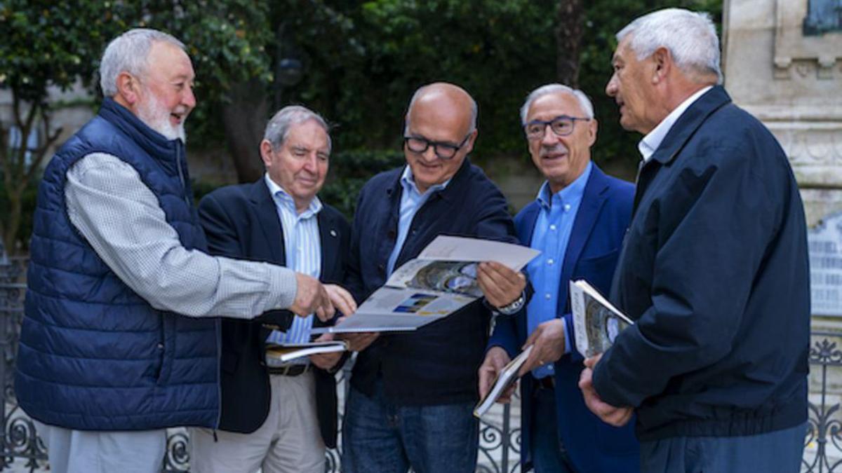 Manuel Baltar, con los autores observando la nueva guía.   | // FDV