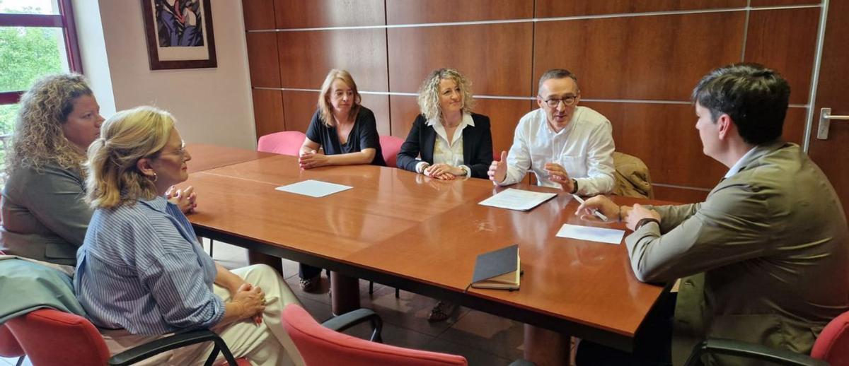 El consejero de Ciencia e Industria, Borja Sánchez (ala derecha), ayer, reunido con miembros del comité de empresa de Duro Felguera.  |