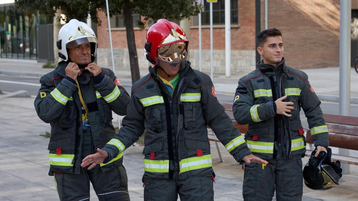 El redactor de SPORT Nil Jaimejuan (derecha de la imagen, sin casco) vivió en sus propias carnes la difícil tarea de un bombero en su día a día