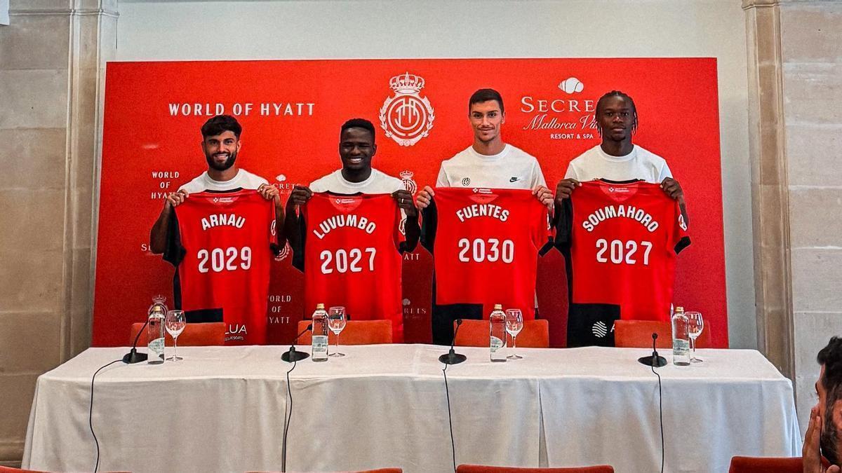 Los cuatro fichajes del Mallorca posan con la camiseta en el Secrets Mallorca Villamil de World of Hyatt