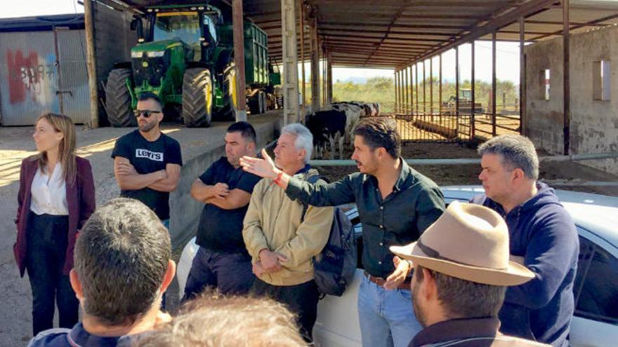 Luis Yeray Gutiérrez y Nira Fierro durante un instante de la visita celebrada ayer a Los Baldíos.