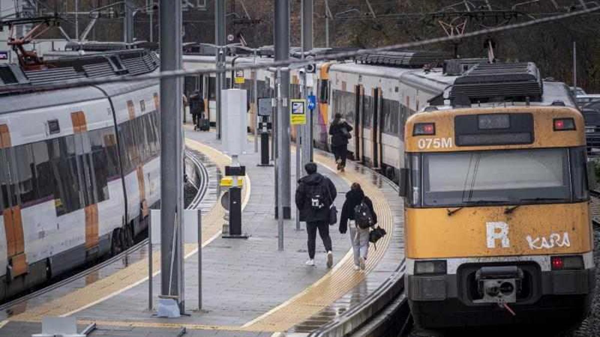 Dos trens aturats a l'estació de Renfe de Manresa