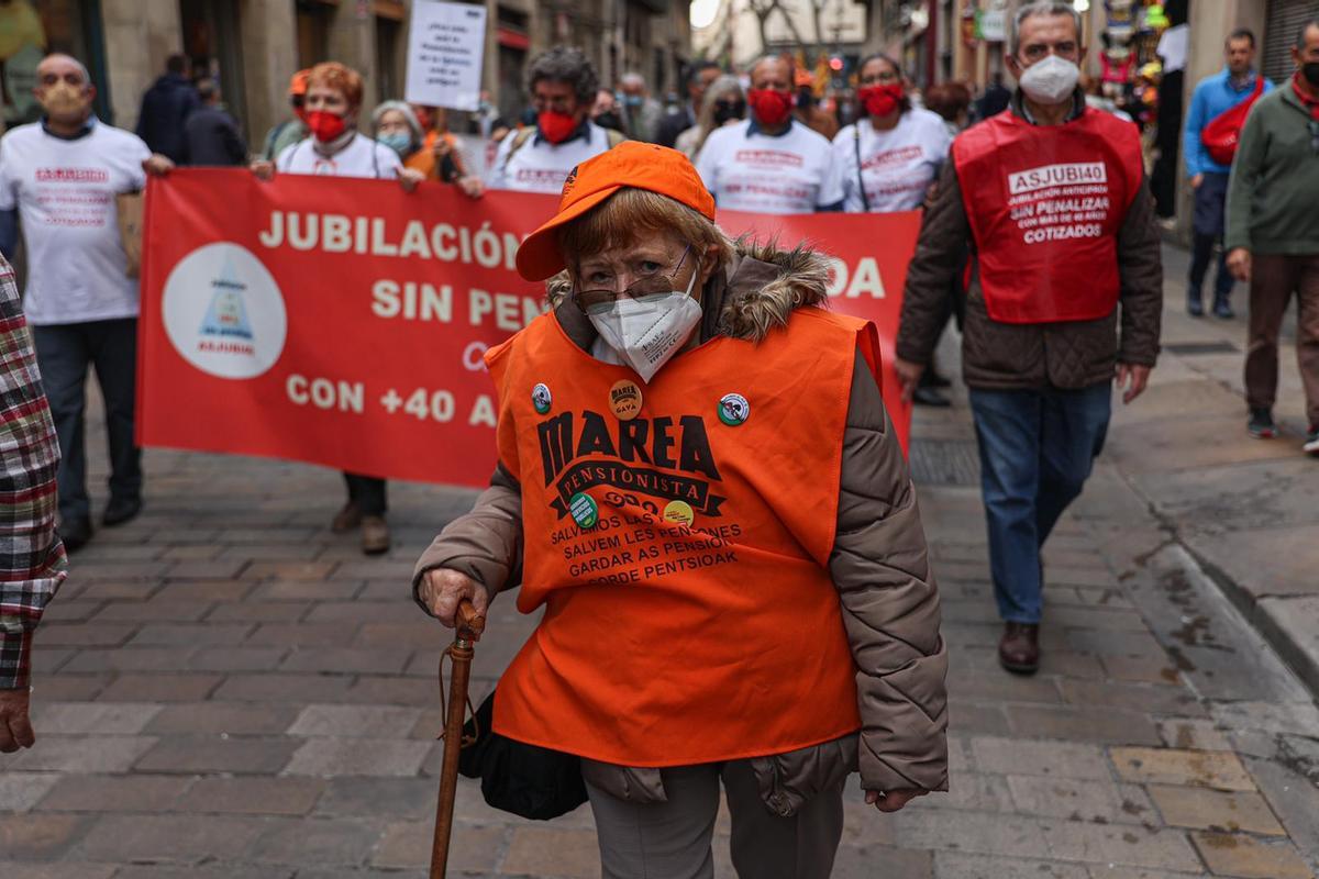 Una de las participantes en la marcha de Barcelona a favor de las pensiones.