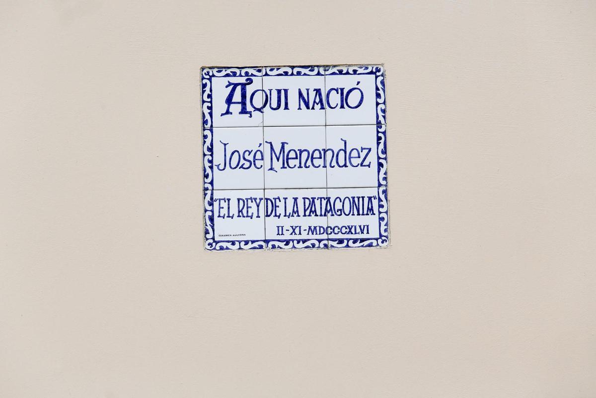 El azulejo que recuerda en Miranda (Avilés) el nacimiento de José Menéndez