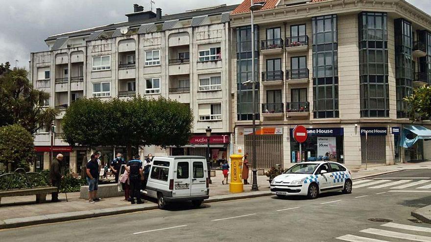 Una furgoneta choca contra un banco en pleno centro lalinense